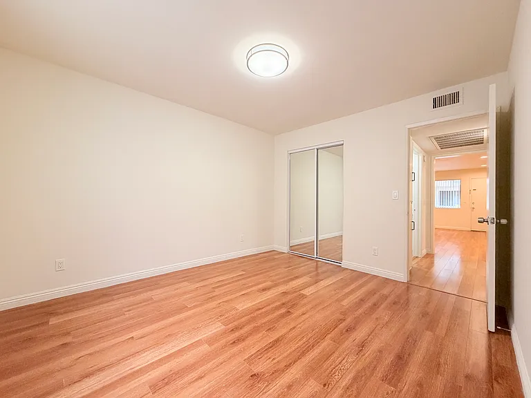 1043 Winchester Ave — Photo 11