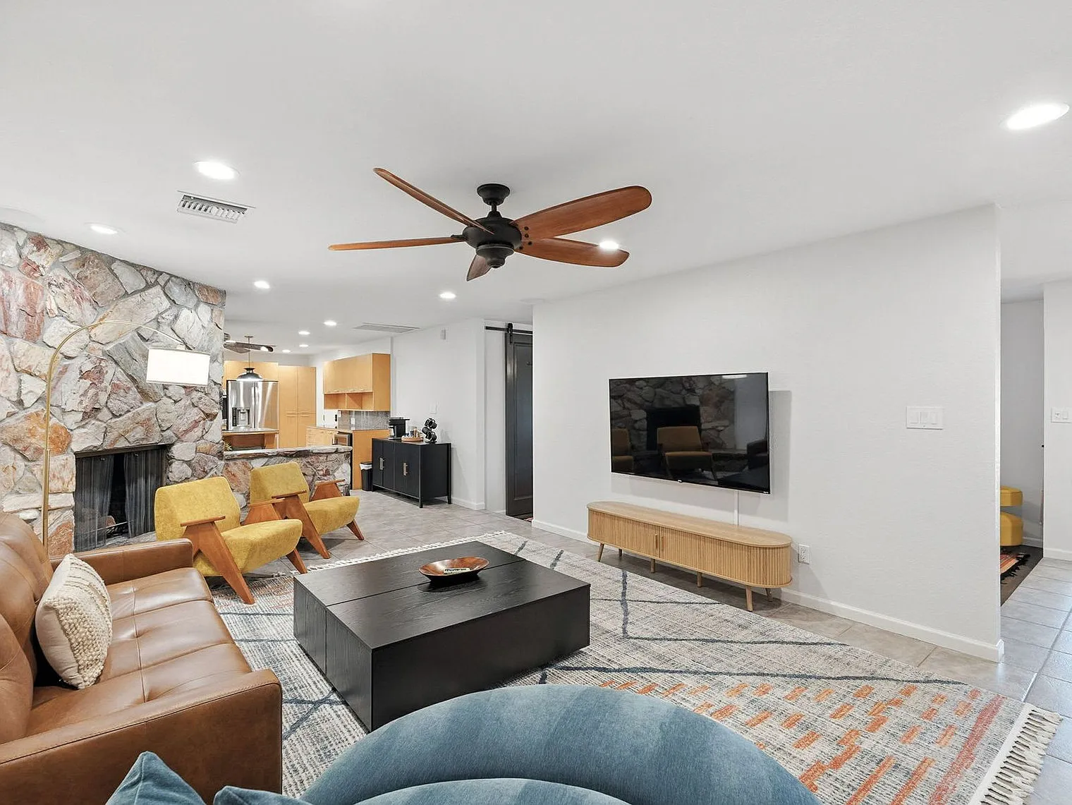 4 bed, 2.0 bath, $7,541 — Photo 2