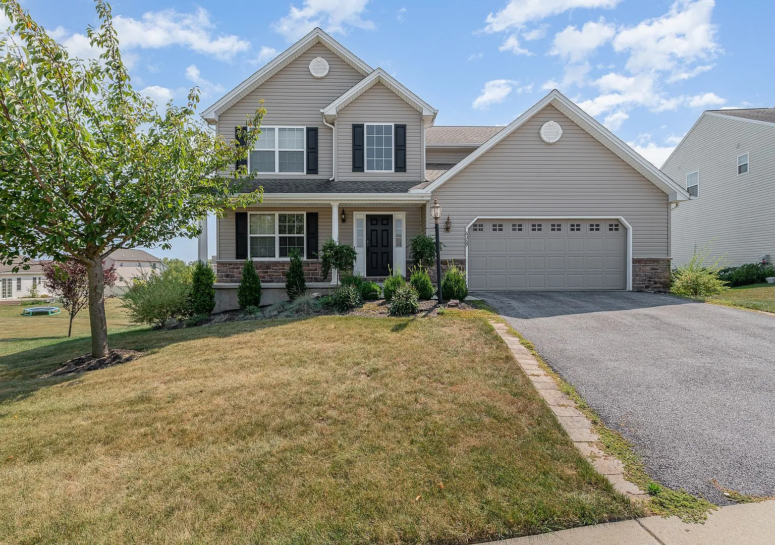 *Coming Soon* Welcome To This Spacious 4-Bedroom, 2.5-Bathroom Home Located In The Desirable Cent... — Photo 2