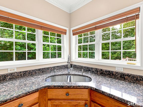 4th image of 271 Forsyth Road