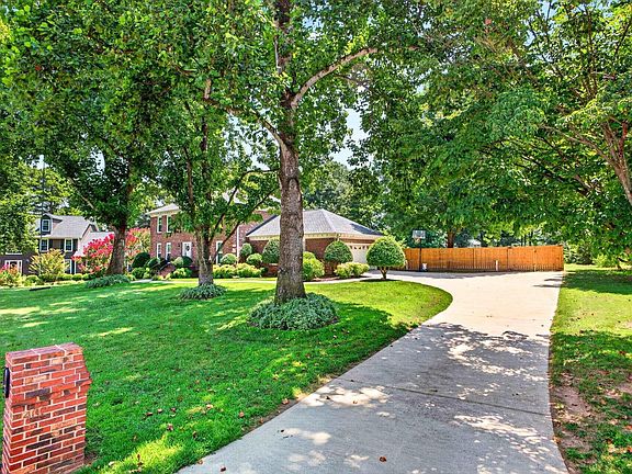 3rd image of 402 Eastcrest Dr
