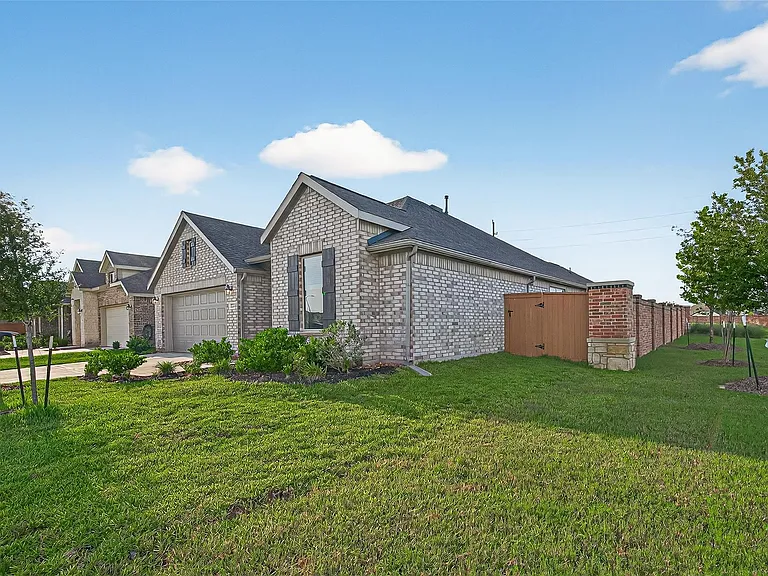 27222 Woodridge Glen Dr — Photo 2