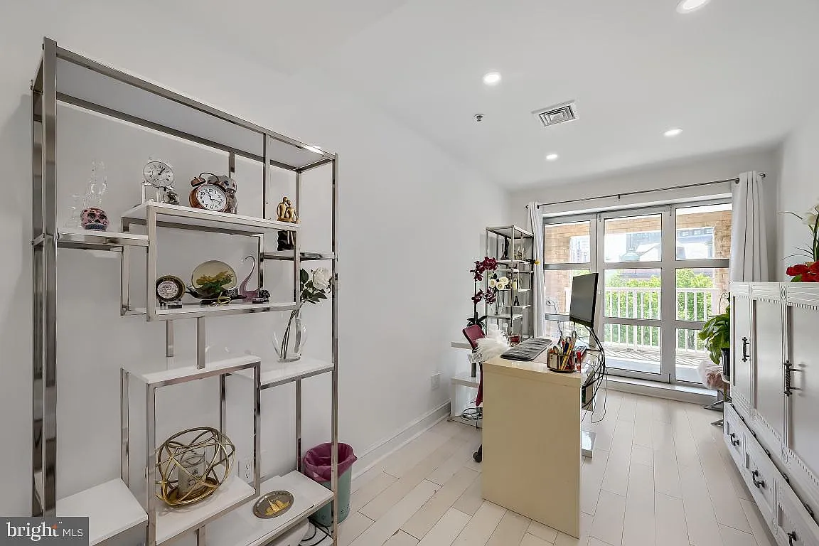 Scarlett Place Condominium — Photo 2