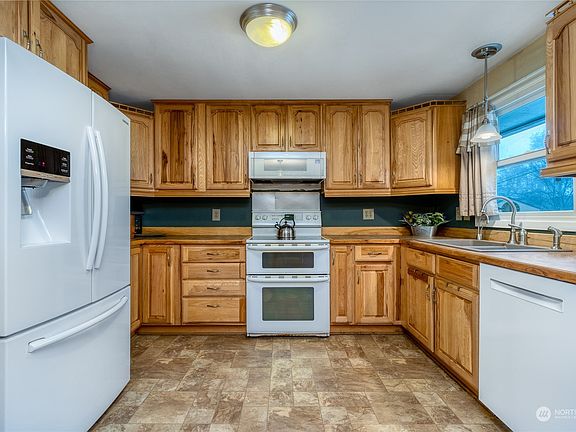 2nd image of 1825 Leonard Drive