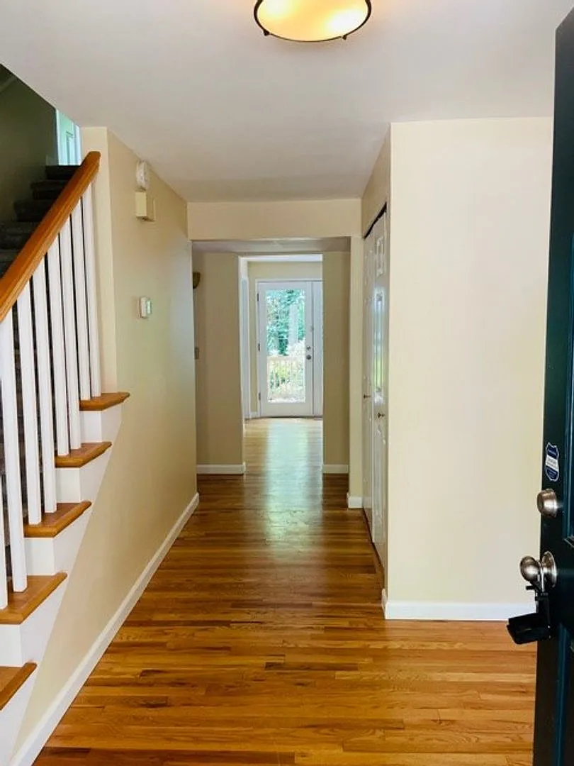 Large 4 Bedroom in Somerset Neighborhood — Photo 3
