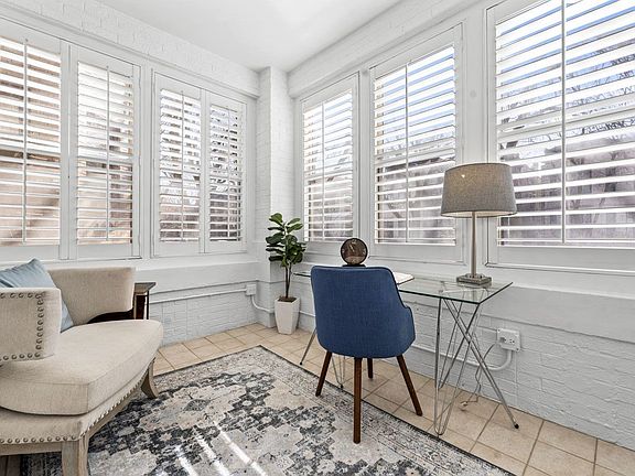 3rd image of 1256 W Cornelia Ave #1E