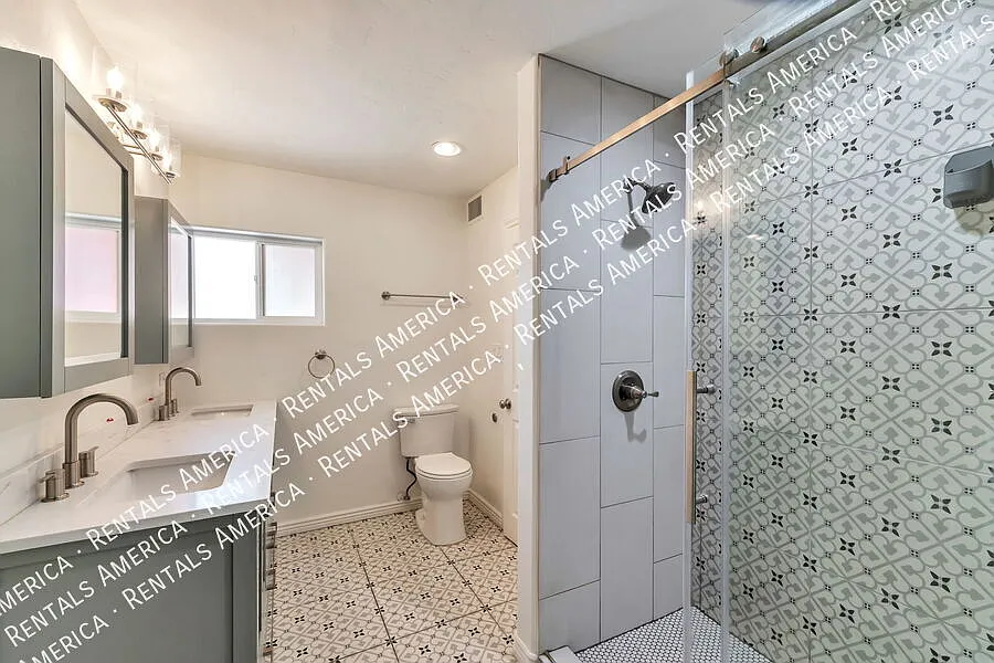Large home, large yard, great location! — Photo 4