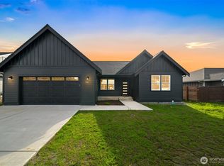 710 E 4th St, Nooksack, WA 98276