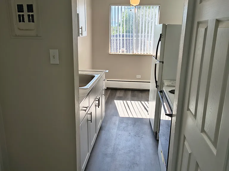 Kitchen has all new flooring and countertops tile