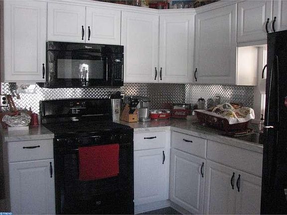5th image of 438 Wood St