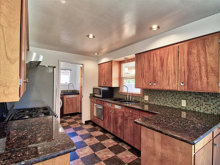 1722 22nd Ave SE — Photo 3