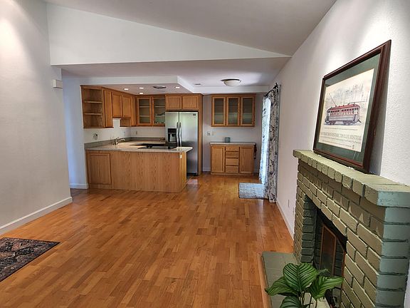 4th image of 347 W Thomson Ave