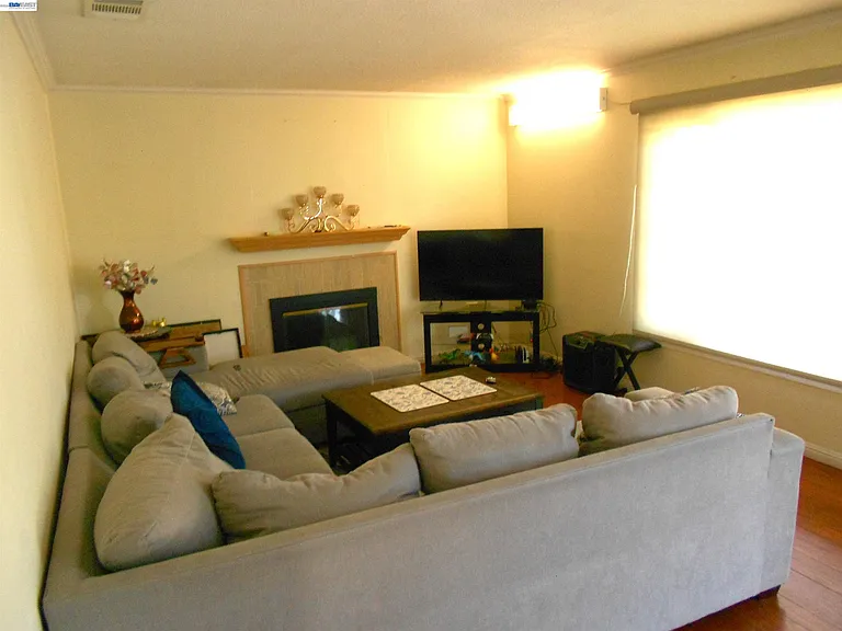 1257 Henderson Ln — Photo 3