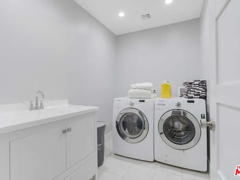 5907 Jumilla Ave — Photo 33