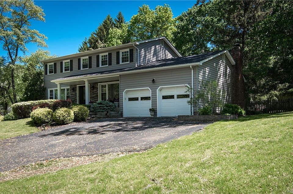 1st image of 8 Oxford Ct