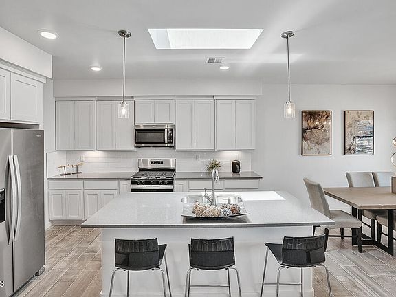 5th image of 216 Farnborough St