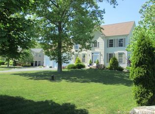 21 Harvest Gln, East Lyme, CT 06333