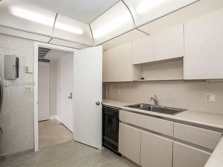 1800 NE 114th St #1502 — Photo 10
