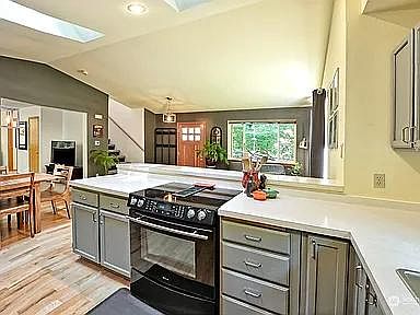 3rd image of 5 Berry Wood Pl