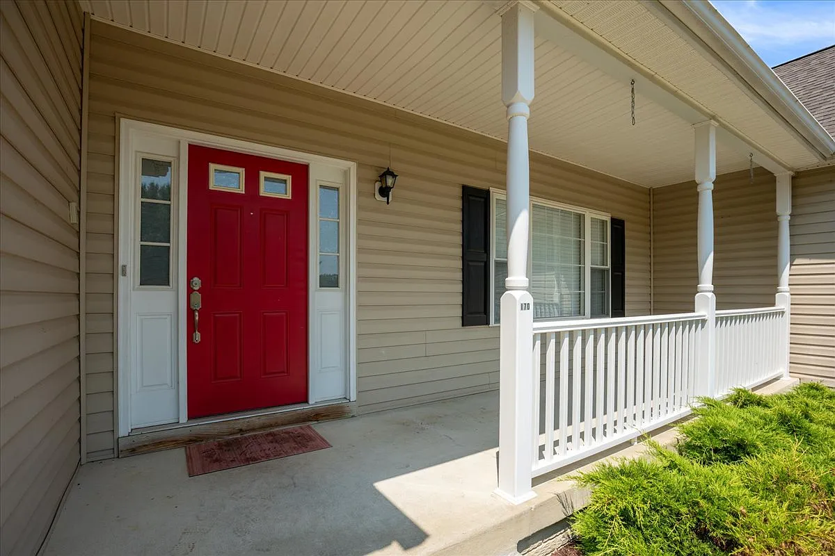 6 bed, 5180 sqft, $4,200 — Photo 4