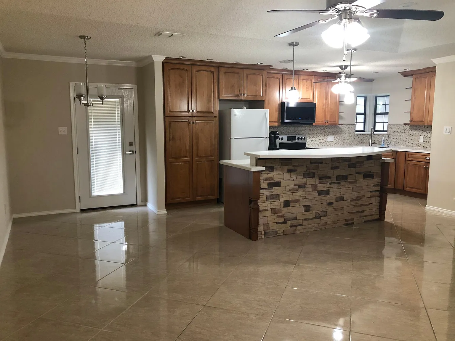 3 bed, 1644 sqft, $1,925 — Photo 3
