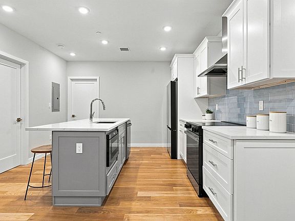 2nd image of 267 Old Colony #206