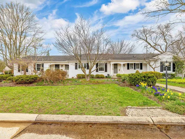 72 S Duval Rd, Grosse Pointe Shores, MI 48236