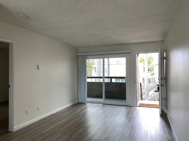 Cabana Apartments — Photo 2