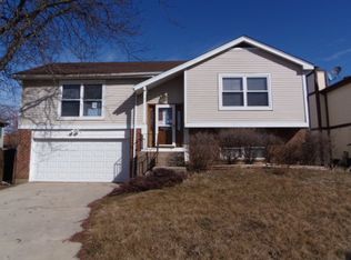 4 Boxwood Ct, Streamwood, IL 60107