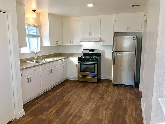 Large Kitchen and indoor laundry!