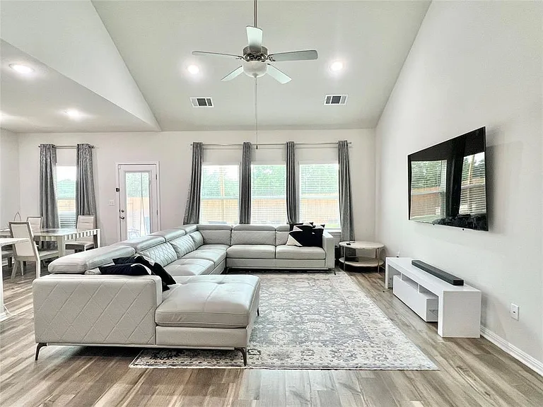 1600 Longhorn Ranch Dr — Photo 2