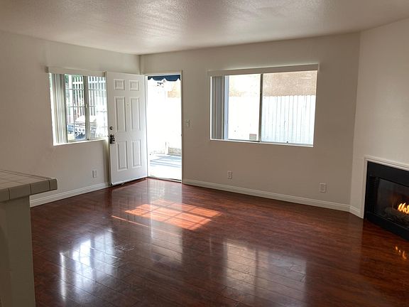Front corner unit with gas fireplace