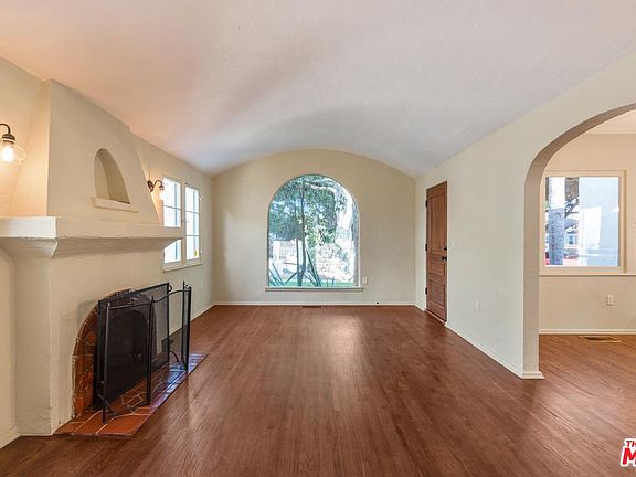 2nd image of 2262 Cloverfield Blvd