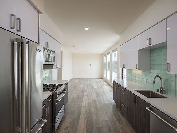 3rd image of 1122 Pico Blvd #205