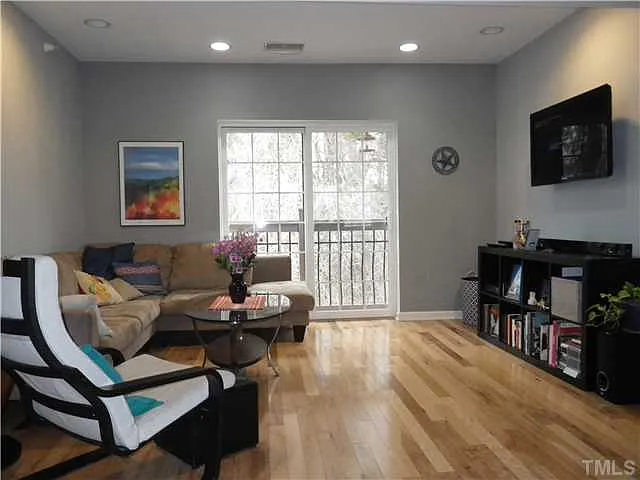 3 bed, 1349 sqft, $1,950 — Photo 2