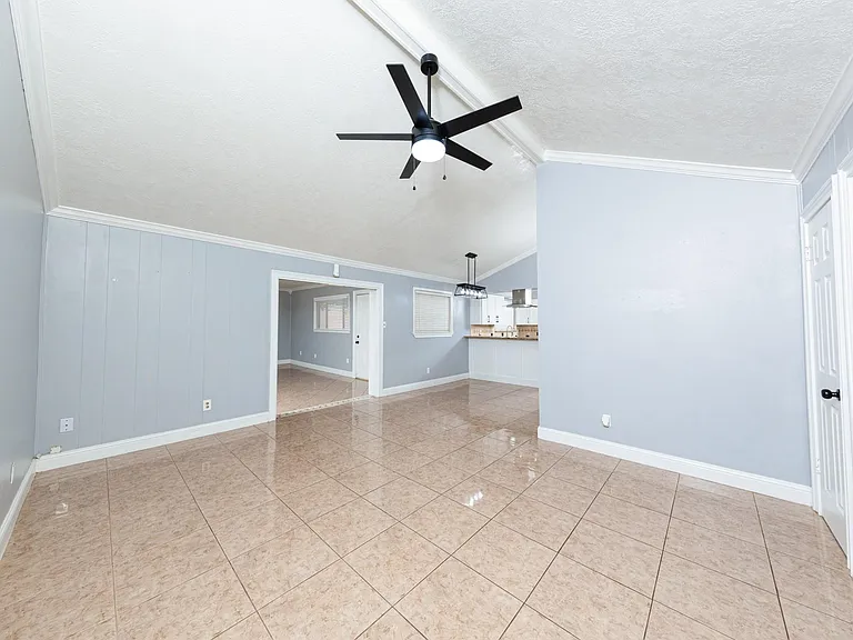 823 Parkhill St — Photo 7