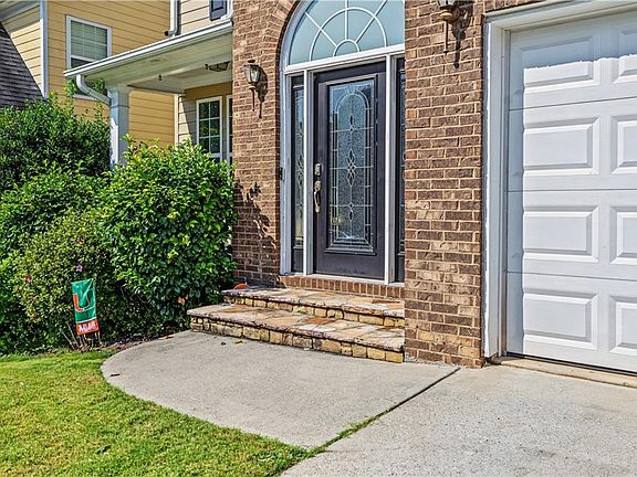 2nd image of 1581 Edgeley Way