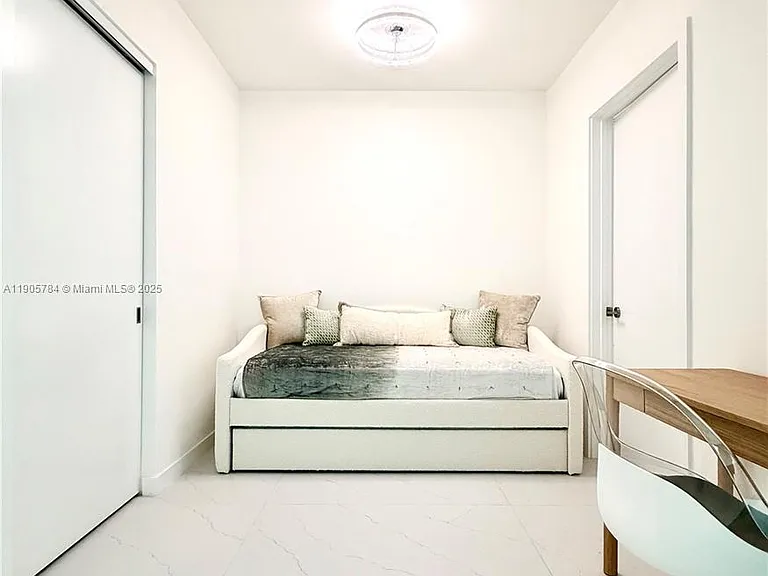 9901 E Bay Harbor Dr #505 — Photo 19