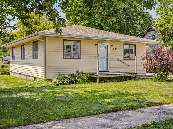 225 S Green St, Roland, IA 50236