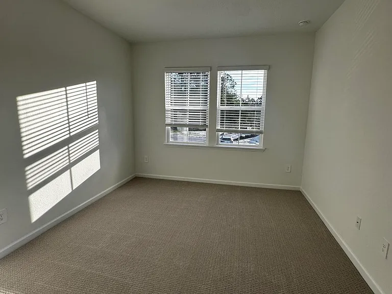 545 Brandon Lakes Dr — Photo 32