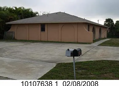 614 SW 47th St