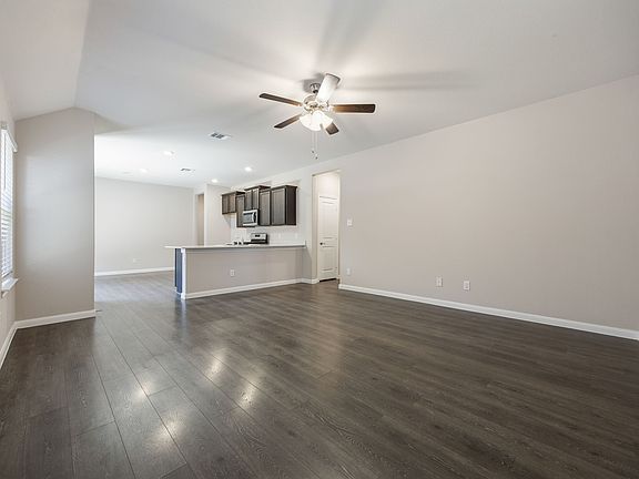 5th image of 3921 Oak Creek Cir