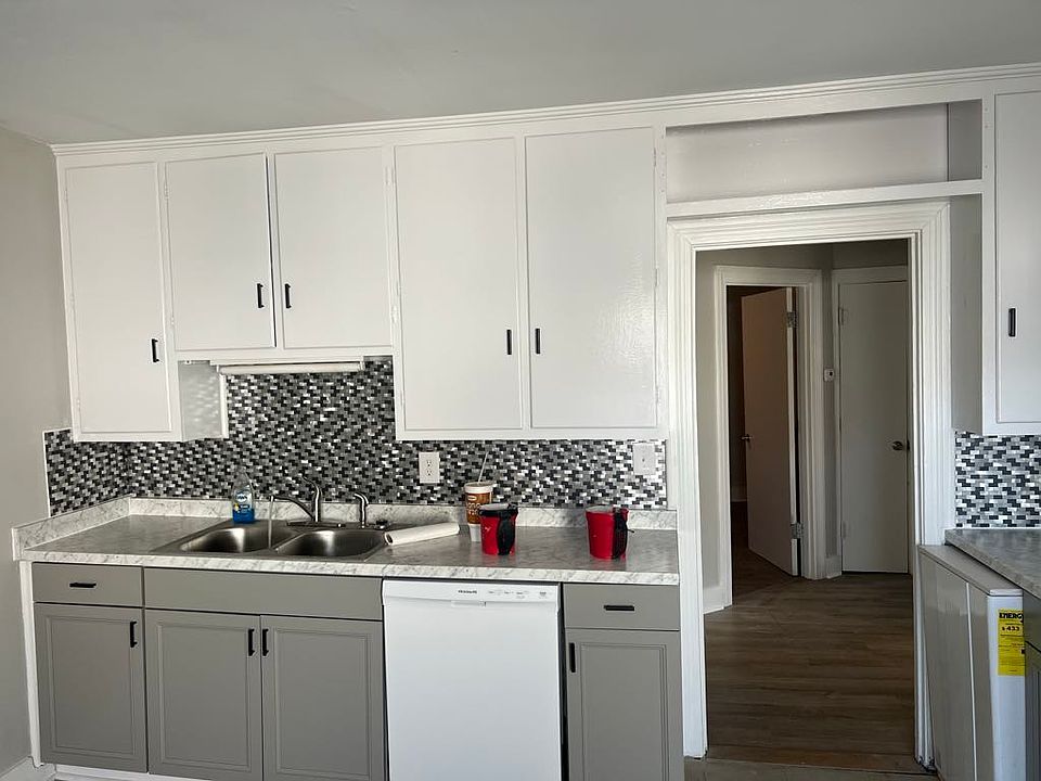 1st image of 2702 Holt Ln