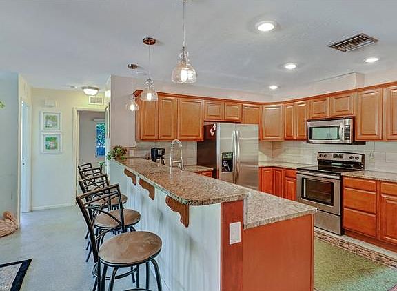 4th image of 22 Constitution Dr