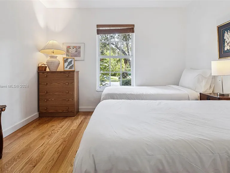 10130 SW 70th Ave — Photo 33