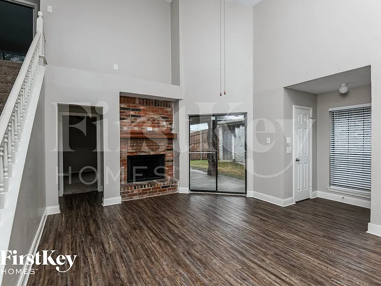 4213 Amy Dr — Photo 2