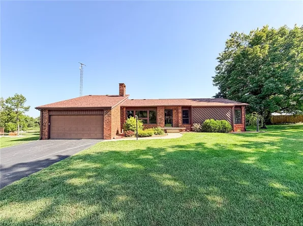 10 Lakeview Dr, Marshall, IL 62441