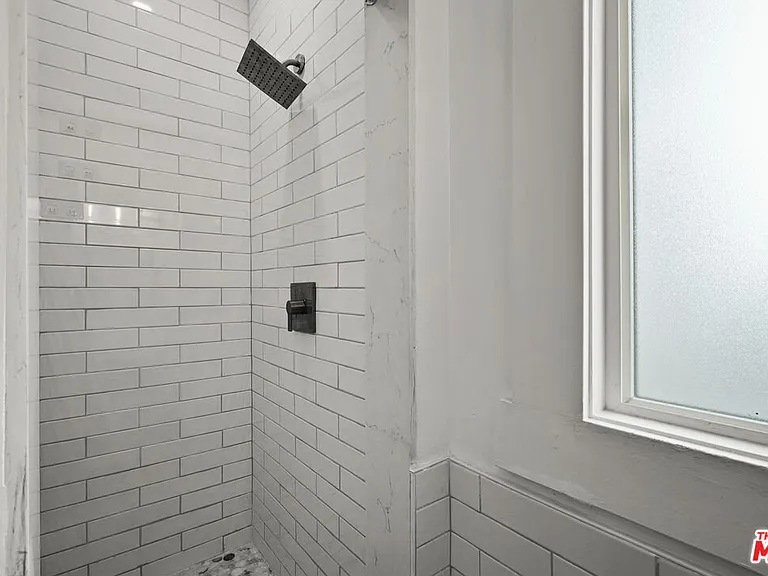 1821 N Grace Ave — Photo 23