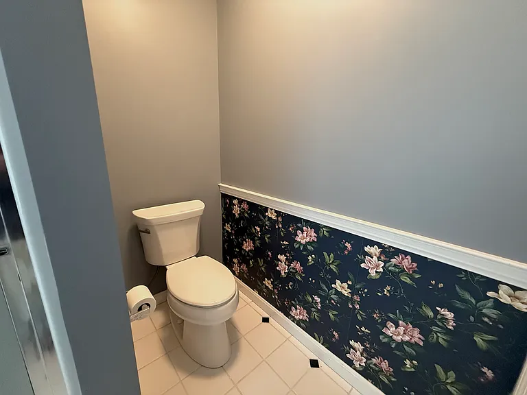 Full Bathroom (2nd Floor)