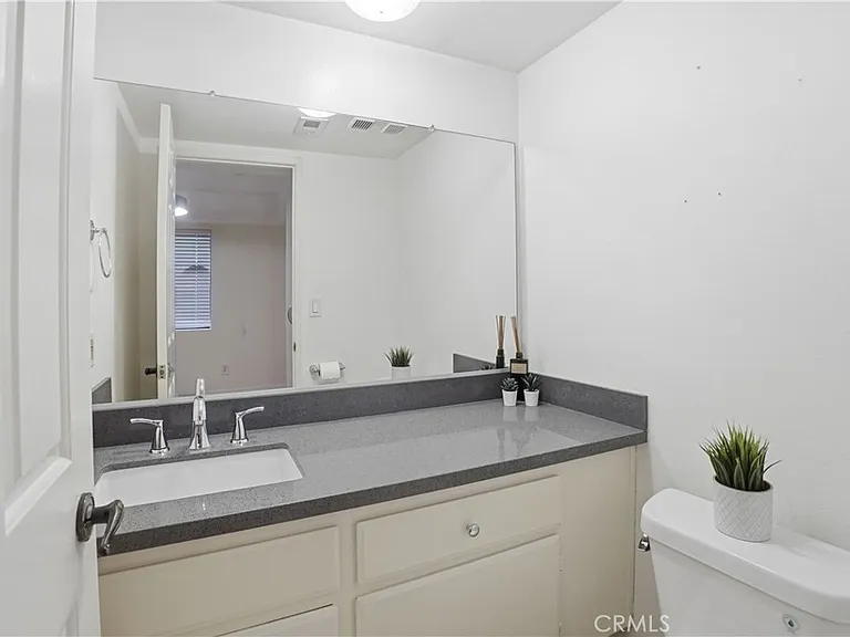 9960 Owensmouth Ave — Photo 21